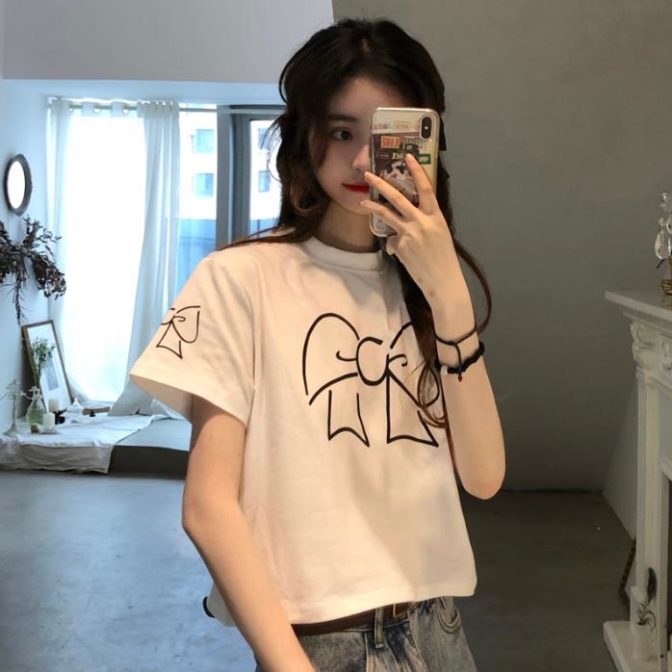 夏物のTシャツを着た女性