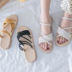 レディースのサンダルを履いた女性の足