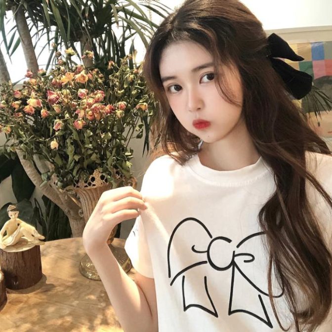 夏物のTシャツを着た女性