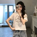 夏物のTシャツを着た女性