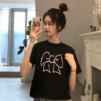 夏物のTシャツを着た女性