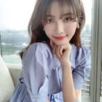 夏物のワンピースを着た女性