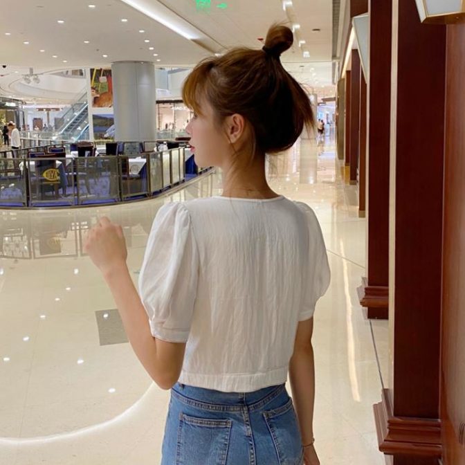 夏物のTシャツを着た女性