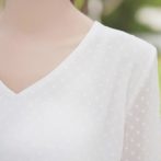 夏物のシフォンシャツを着た女性