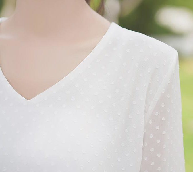 夏物のシフォンシャツを着た女性