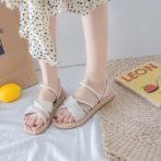 レディースのサンダルを履いた女性の足