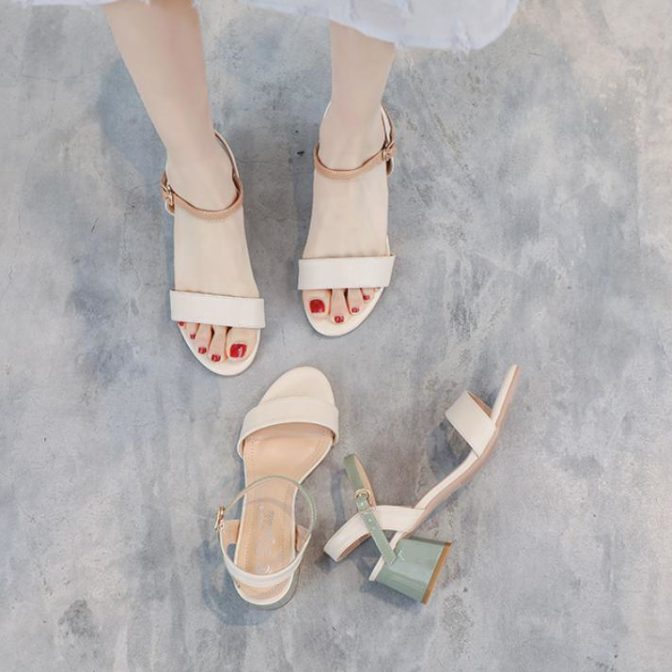 レディースのサンダルを履いた女性の足