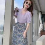 シフォンシャツと花柄スカートを着た女性