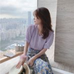 シフォンシャツと花柄スカートを着た女性