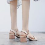 レディースのサンダルを履いた女性の足