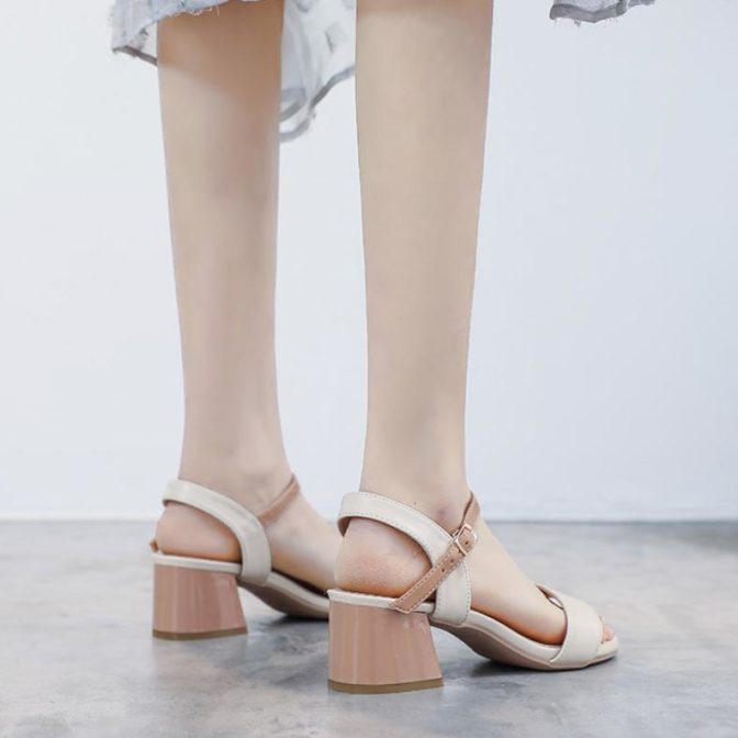 レディースのサンダルを履いた女性の足