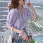 シフォンシャツと花柄スカートをはいた女性