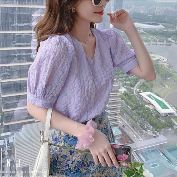 シフォンシャツと花柄スカートをはいた女性