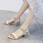 レディースのサンダルを履いた女性の足