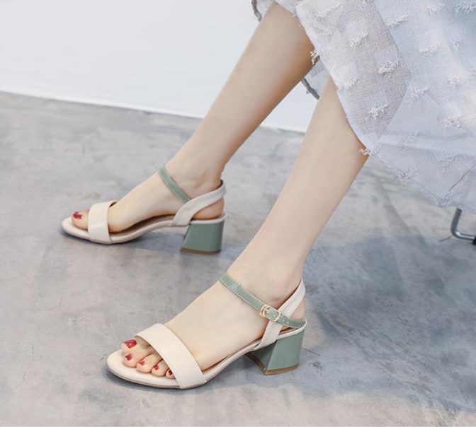 レディースのサンダルを履いた女性の足