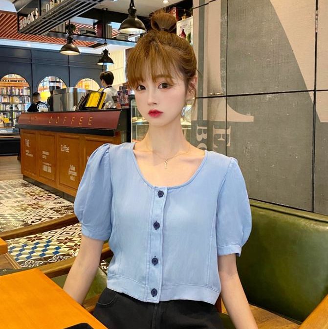 夏物のTシャツを着た女性