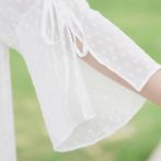 夏物のシフォンシャツを着た女性