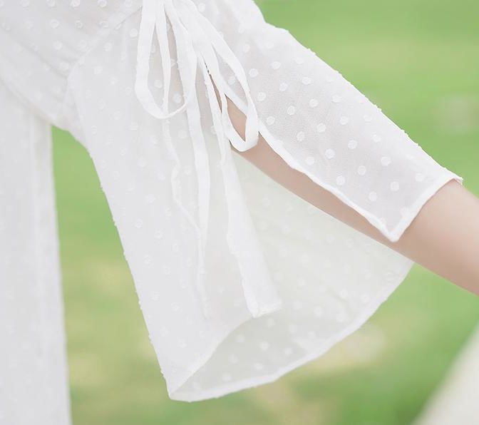 夏物のシフォンシャツを着た女性