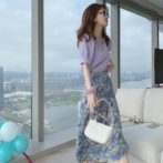 シフォンシャツと花柄スカートを着た女性
