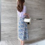 シフォンシャツと花柄スカートをはいた女性