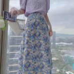 シフォンシャツと花柄スカートをはいた女性