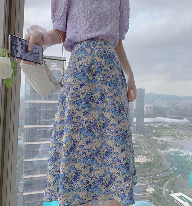 シフォンシャツと花柄スカートをはいた女性