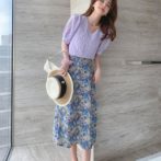 シフォンシャツと花柄スカートをはいた女性