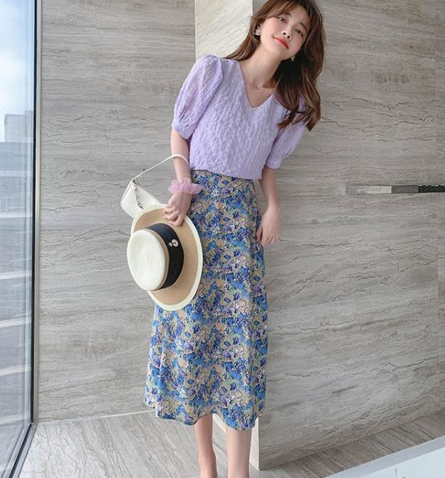 シフォンシャツと花柄スカートをはいた女性