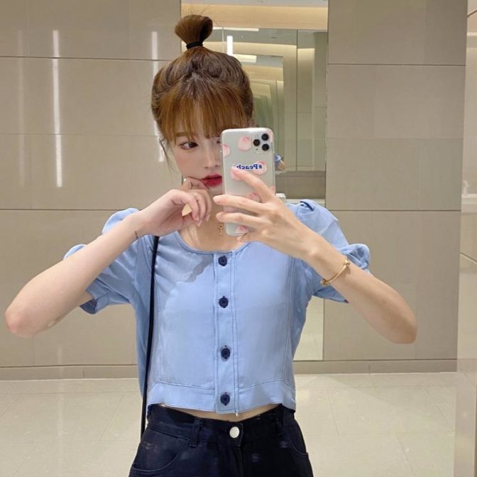 夏物のTシャツを着た女性