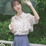 夏物のフリルシフォンシャツを着た女性