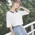 夏物のトップスを着た女性