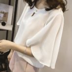 ゆったりしたシフォンシャツを着た女性