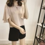 ゆったりしたシフォンシャツを着た女性