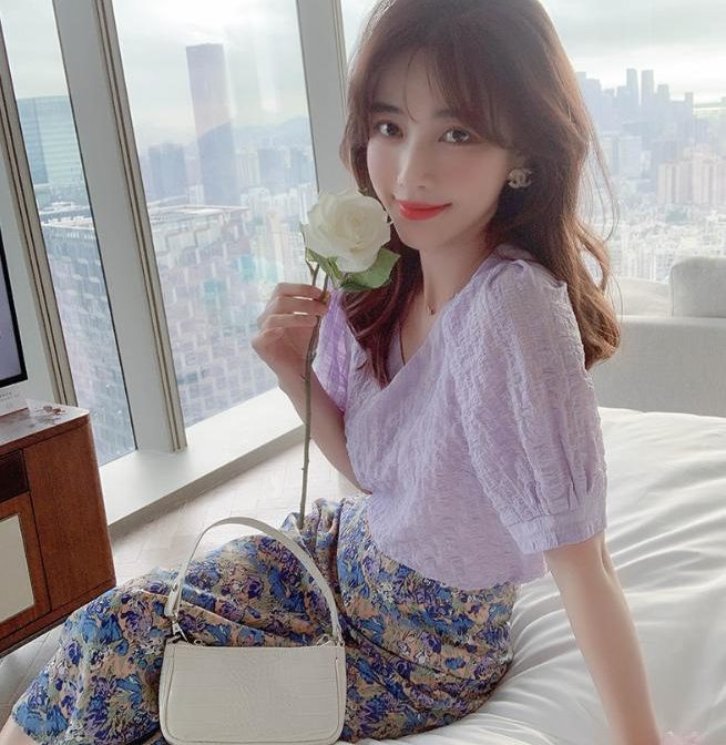 シフォンシャツと花柄スカートをはいた女性