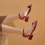 レディースのサンダルを履いた女性の足