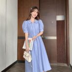夏物のワンピースを着た女性