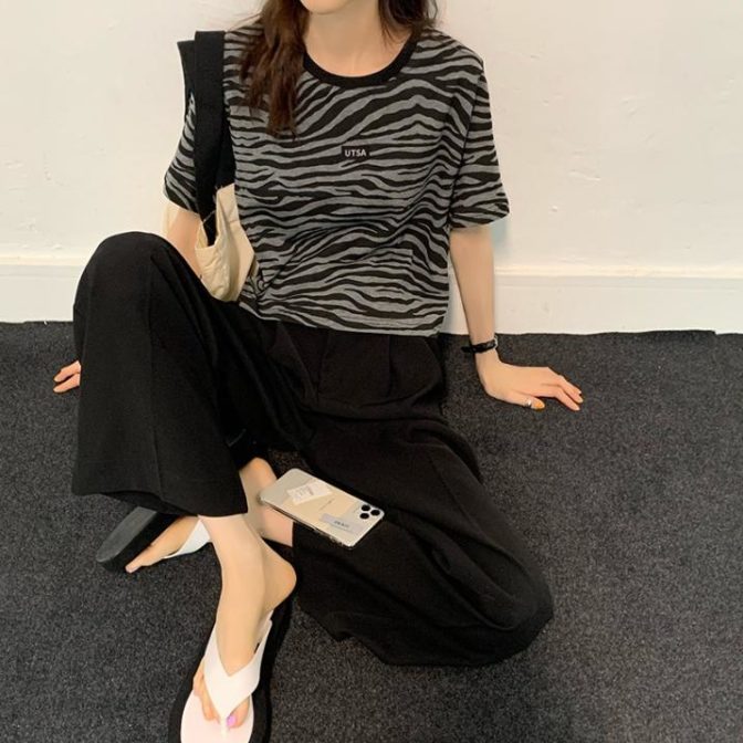 夏物のゼブラ柄のTシャツを着た女性