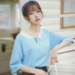 夏物のトップスを着た女性