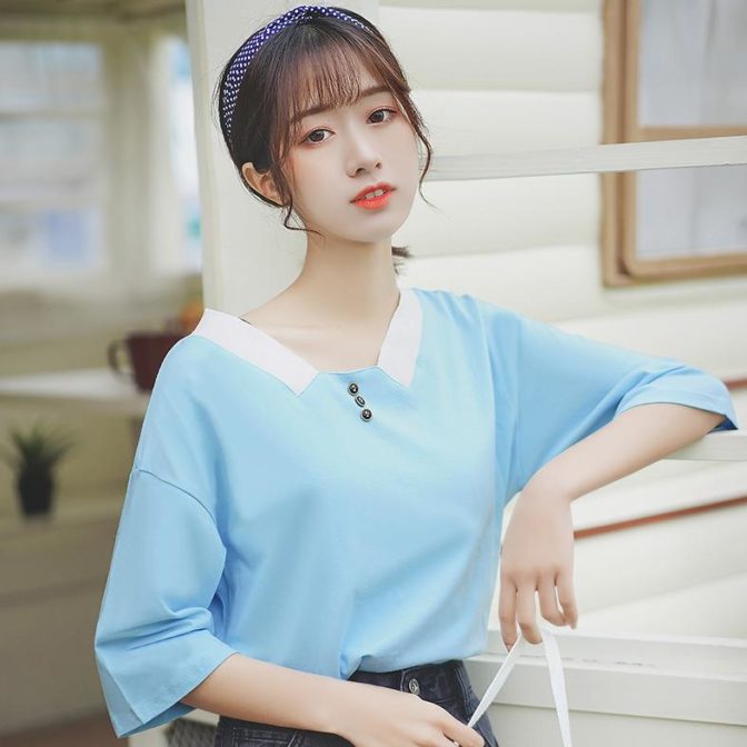 夏物のトップスを着た女性