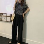 夏物のゼブラ柄のTシャツを着た女性