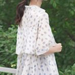 夏物のフリルシフォンシャツを着た女性