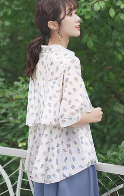 夏物のフリルシフォンシャツを着た女性