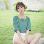 夏物のトップスを着た女性