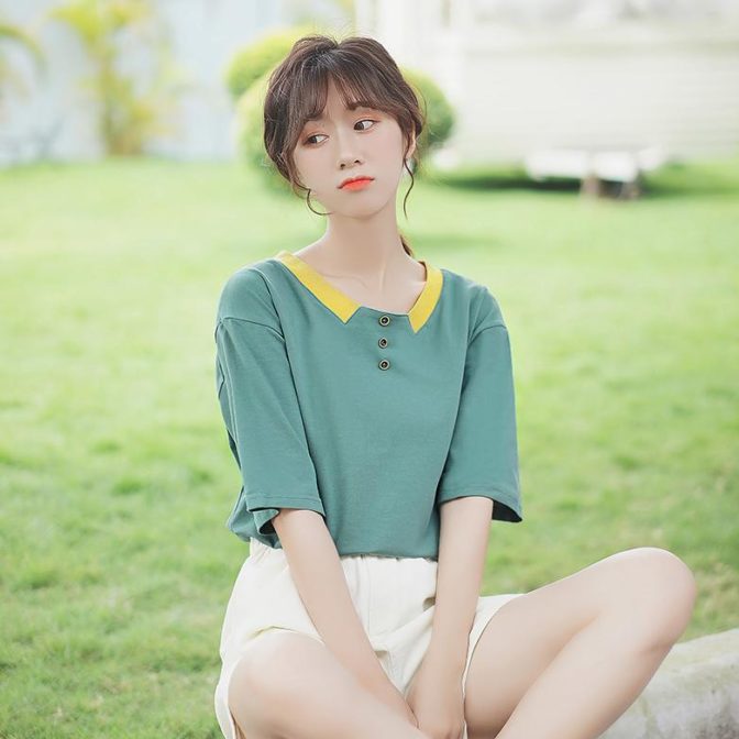 夏物のトップスを着た女性