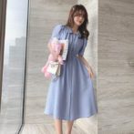 夏物のワンピースを着た女性