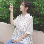 夏物のフリルシフォンシャツを着た女性