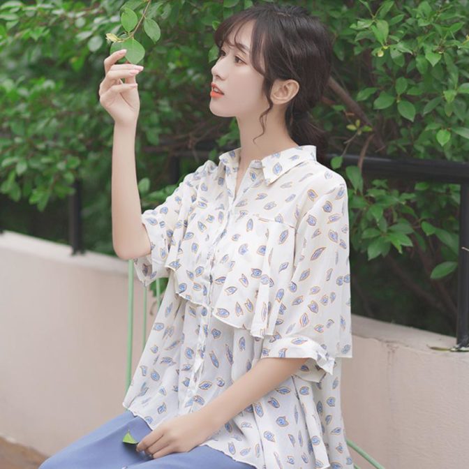 夏物のフリルシフォンシャツを着た女性