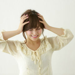 【頭皮のべたつき 】気になる頭皮の臭い脂っぽさの原因・解消法｜2020.06.05