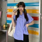 夏用のストライプシャツを着た女性