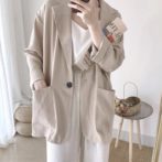 アウターを着た女性